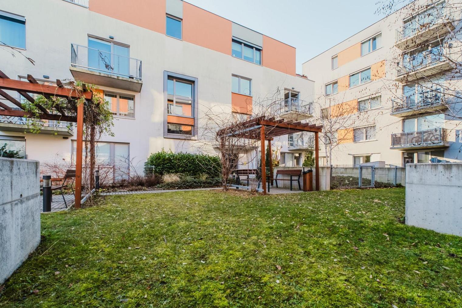 Blueground Zizkov Furnished Park Prg-42 *